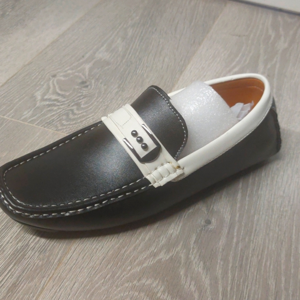 Loafers Black & White size 10 runs small